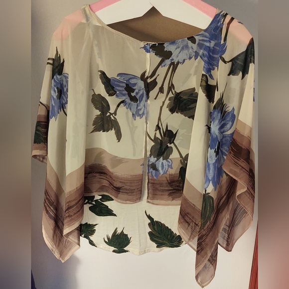Flowy Overlay Flower Blouse - Picture 5 of 7